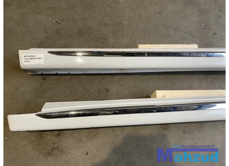 mitsubishi-outlander-phev-wit-links-rechts-sideskirt-zijskirt-2015