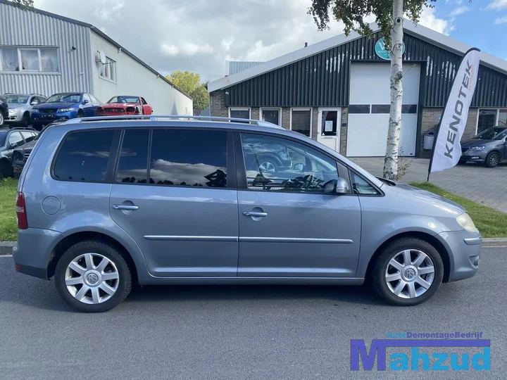 2007-vw-touran-1t2-14-tsi-dsg-grijs-lr7n-voorkop-voorfront — foto 4