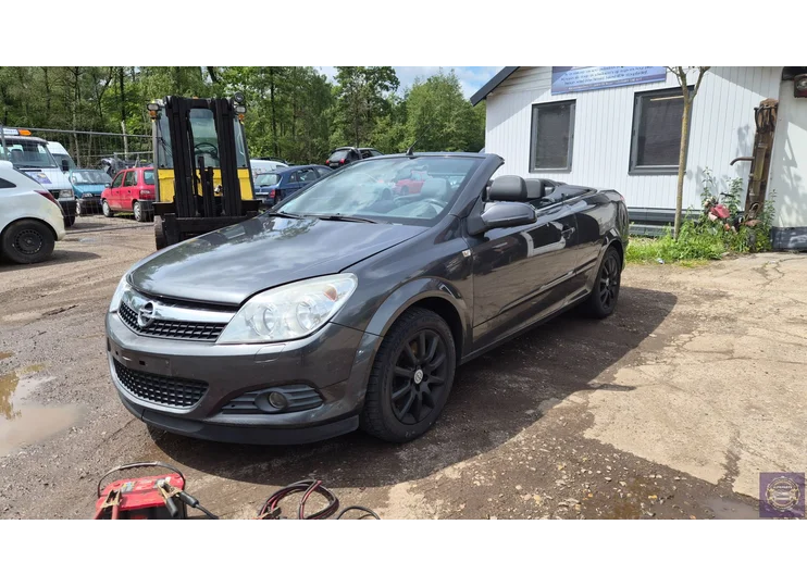 Opel ASTRA H TwinTop year 2010 for parts, defective engine