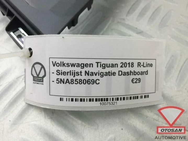 vw-tiguan-5na-2018-r-line-sierlijst-dashboard-navi-5na858069 — foto 2