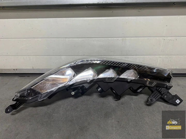 toyota-corolla-cross-23-full-led-hasco-16184-linker-voorlamp — foto 3