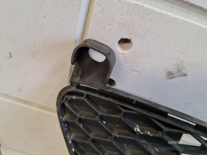 bumpergrille-toyota-aygo-i-zwart-531120h010-onderkant-origineel-nette-staat-gebruikt-2006-2009 — foto 4